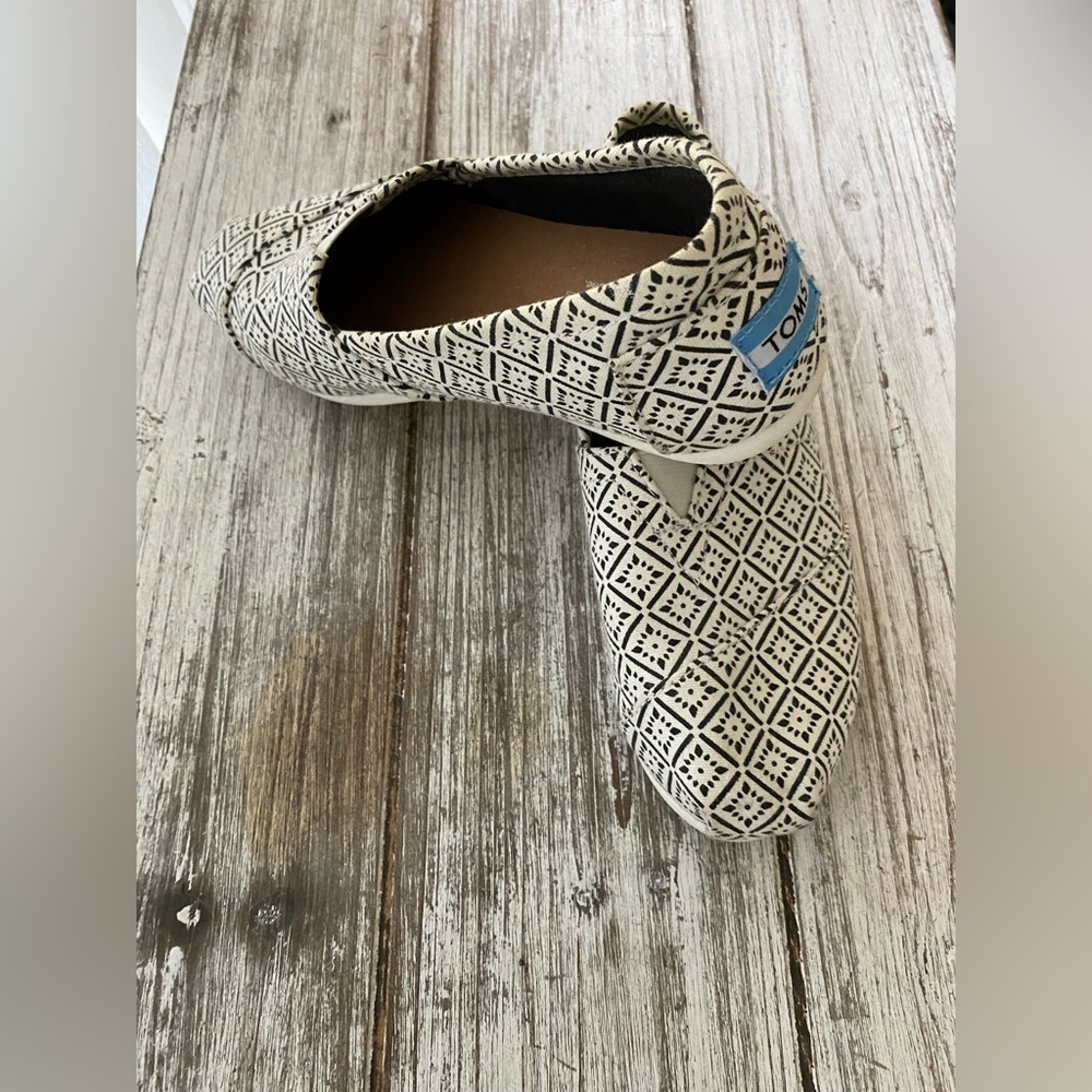 Women’s Toms size 6 - Picture 3 of 6
